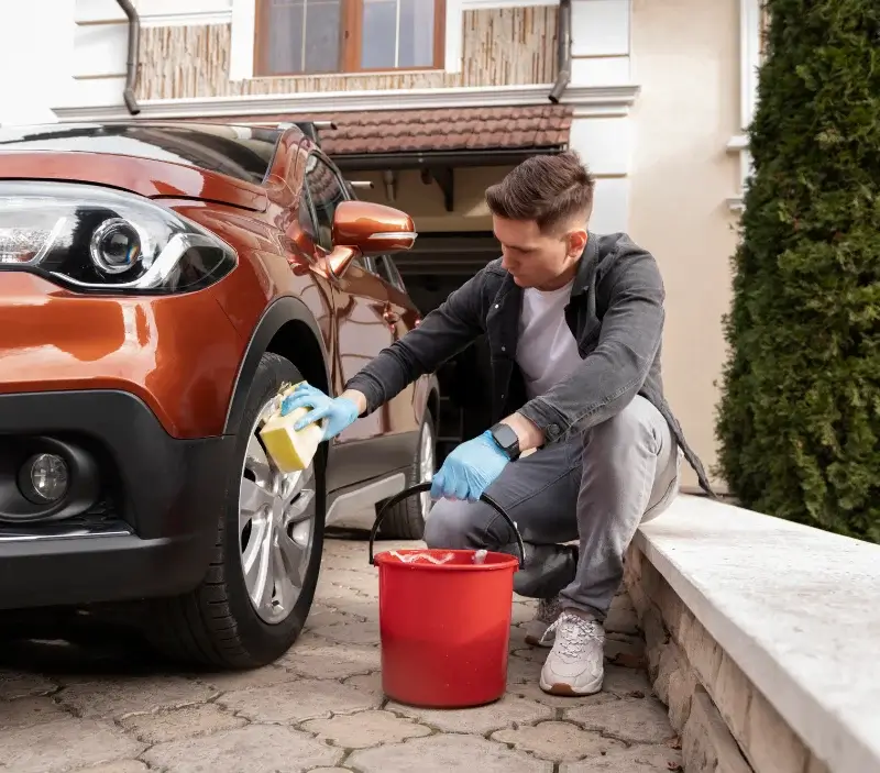 Lavage auto à domicile Lorigné : professionnel intervenant sur un véhicule
